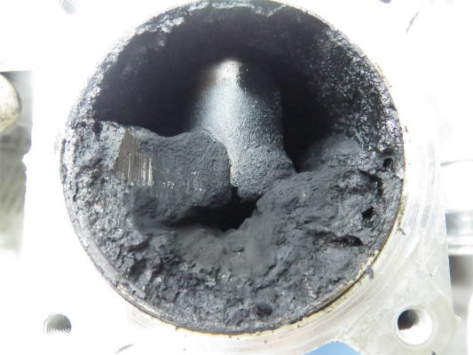 ドライアイス洗浄でクリーンディーゼルの煤堆積を完全除去。　　　　（エンジンにノーダメージで短時間完璧に）は唯一無二のDSCで。　　　マルチサーブやLLC交換などオプション整備を実施！！